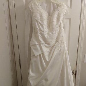 David's Bridal Size 16W Wedding Dress And Veil